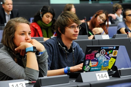 Jugendliche im Plenarsaal des EU-Parlaments